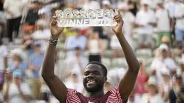 Frances Tiafoe alza el trofeo de campeón del Abierto de Stuttgart tras vencer a Jan-Lennard Struff en la final, el domingo 18 de junio de 2023. (Marijan Murat/dpa vía AP)