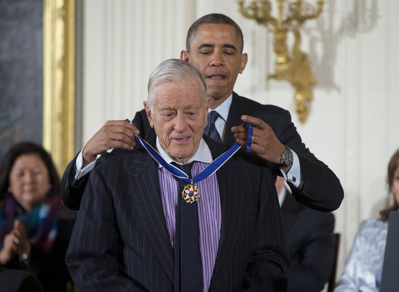 ARCHIVO - En esta foto del 20 de noviembre de 2013, el presidente Barack Obama premia al ex editor ejecutivo del Washington Post Ben Bradlee con la Medalla Presidencial de la Libertad durante una ceremonia en la Casa Blanca, en Washington. Bradlee muri&oa