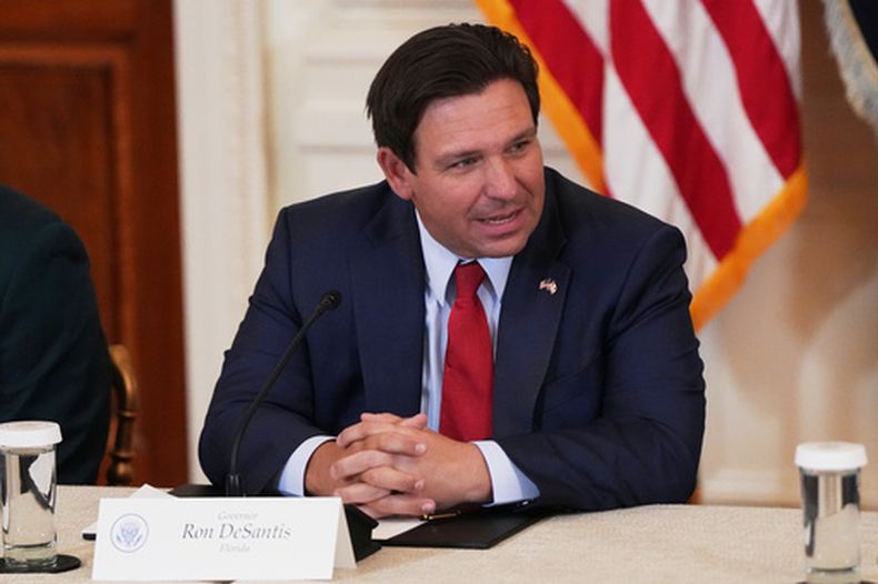 El gobernador de Florida, Ron DeSantis, durante una discusión sobre deportes colegiales, en la Sala Este de la Casa Blanca, el 6 de marzo de 2026, en Washington. (AP Foto/Julia Demaree Nikhinson, Archivo)