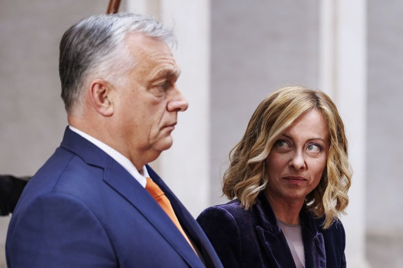 La primera ministra italiana, Giorgia Meloni, a la derecha, recibe al primer ministro húngaro, Viktor Orbán, durante una reunión en Roma, Italia, el miércoles 4 de diciembre de 2024. (Foto de Roberto Monaldo/LaPresse vía AP)