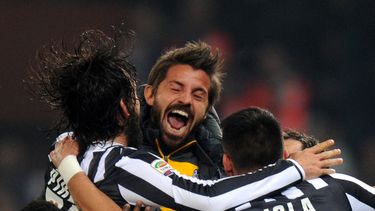 americateve | Andrea Pirlo, segundo desde la izquierda, es abrazado por sus compa&ntilde;eros luego de anotar de tiro libre un gol ag&oacute;nico que dio a Juventus una victoria 1-0 sobre Genoa el 16 de marzo del 2014 en G&eacute;nova. La Juve enfrenta al colista Catan