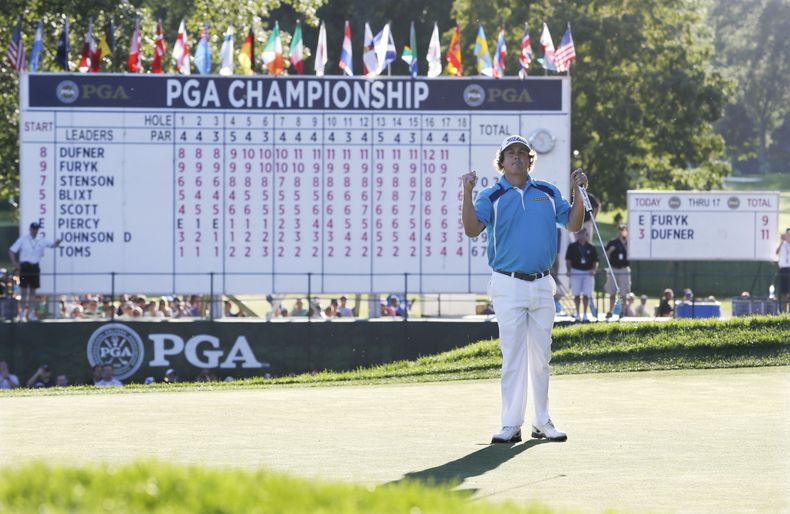 ARCHIVO - Jason Dufner festeja luego de conquistar el Campeonato de la PGA en el Oakl Hill Country Club, el domingo 11 de agosto de 2013 (AP Foto/Julio Cortez, archivo)