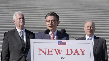 El presidente de la Cámara de Representantes, Mike Johnson, centro, habla mientras el jefe de bancada de la Cámara, Tom Emmer, izquierda, y el líder de la mayoría, Steve Scalise, derecha, escuchan en una conferencia de prensa en la escalinata del Capitolio, el martes 12 de noviembre de 2024, en Washington. (AP Foto/Mariam Zuhaib)