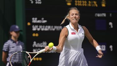 Anett Kontaveit, de Estonia, hace una devolución en contra de Marie Bouzkova, de República Checa, en su partido de individuales en el Día 4 del torneo de Wimbledon, en Londres, el jueves 6 de julio de 2023. (AP Foto/Alberto Pezzali)