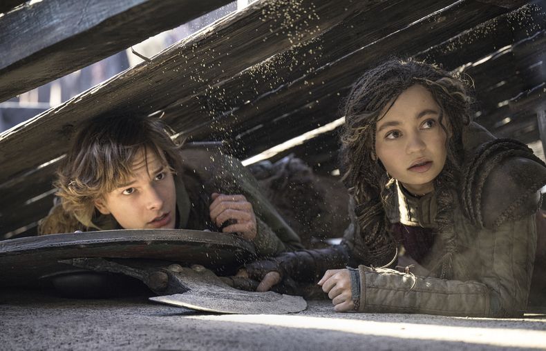 Esta imagen publicada por Universal Pictures muestra a Mason Thames, izquierda, y Nico Parker en una escena de How to Train Your Dragon. (Universal Pictures via AP)