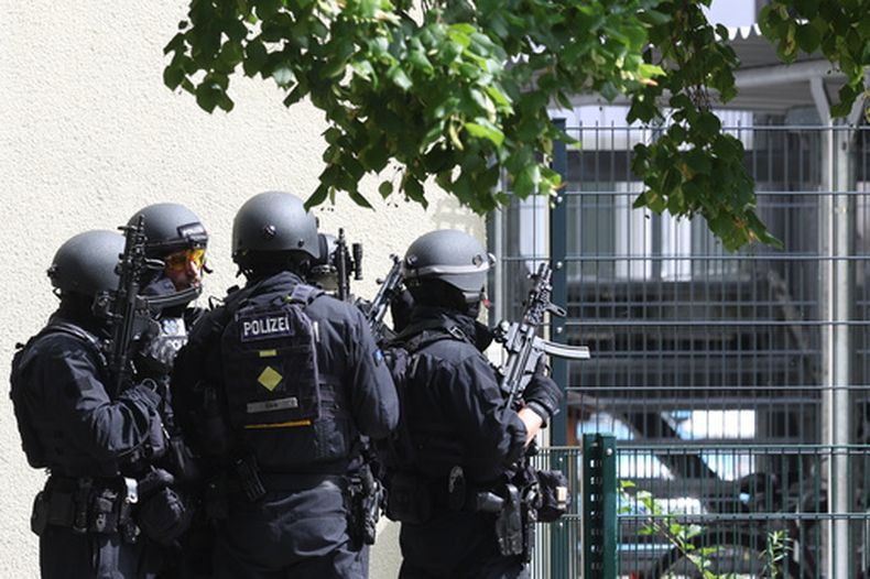Agentes vigilan el instituto Welfen, Schongau, Alemania, tras el reporte de un posible ataque armado, el 8 de julio de 2026. (Karl-Josef Hildenbrand/dpa vía AP)