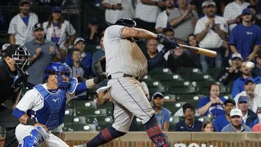Josh Naylor, de los Guardianes de Cleveland, batea sencillo productor de dos carreras en contra de los Cachorros de Chicago durante la 10ma entrada del juego de béisbol, el domingo 2 de julio de 2023, en Chicago. (AP Foto/David Banks)