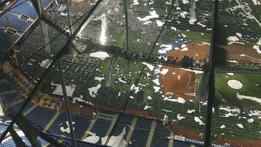 Imágenes captadas por un dron muestran los daños en el techo del Tropicana Field, el estadio de los Rays de Tampa Bay de la MLB tras el paso del huracán Milton, el 10 de octubre de 2024, en St. Petersburg, Florida. (Chris Urso/Tampa Bay Times vía AP)