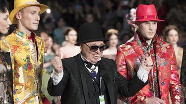 El diseñador de moda Vyacheslav Slava Zaitsev, al centro, festeja el sábado 10 de marzo de 2018 después de exhibir sus creaciones durante la Semana de la Moda, en Moscú, Rusia. (AP Foto/Pavel Golovkin)