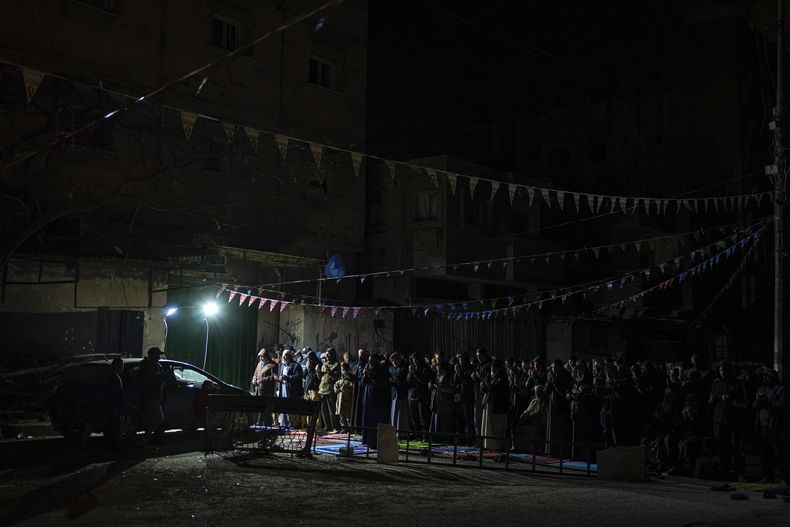 Fieles musulmanes realizan la tarawih, una oración más larga de lo habitual ofrecida durante el mes sagrado musulmán del Ramadán, en Rafah, en la Franja de Gaza, el domingo 10 de marzo de 2024. (AP Foto/Fatima Shbair)