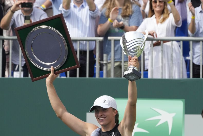 La polaca Iga Swiatek celebra tras ganar la final del Abierto de Polonia en Varsovia el domingo 30 de julio del 2023. (AP Foto/Czarek Sokolowski)