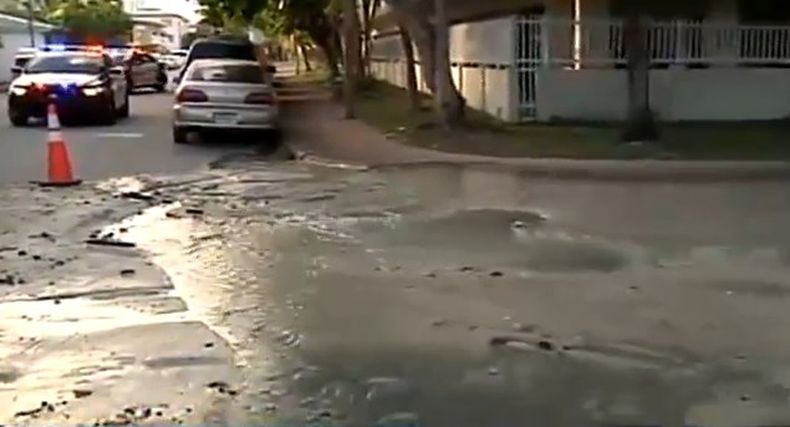 Esta mañana una tubería de agua se rompió en Miami Beach provocando un desorden vial y el disgusto de varios residentes del área que aún permanecen sin agua.