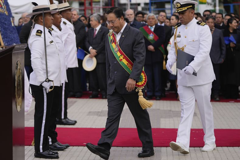Archivo - El presidente de Bolivia Luis Arce camina hacia el estrado antes de dar un discurso en el Día del Mar en honor al héroe nacional Eduardo Abaroa, en La Paz, Bolivia, Domingo, 23 de marzo, 2025. (AP Foto/Juan Karita, Archivo)