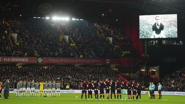 La imagen de Bobby Charlton, excapitán de Inglaterra, aparece en la pantalla gigante en Sheffield, tras la noticia de su deceso y antes de un partido ante el Manchester United, el sábado 21 de octubre de 2023 (AP Foto/Jon Super)