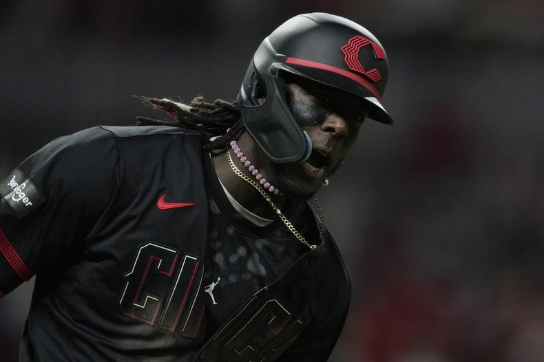 El domincano de los Rojos de Cincinnati Elly De La Cruz reacciona luego de estremecer un cuadrangular de tres carreras en la octava entrada del juego de béisbol ante los Angelinos de Los Ángeles, el viernes 19 de abril de 2024, en Cincinnati. (AP Foto/Carolyn Kaster)