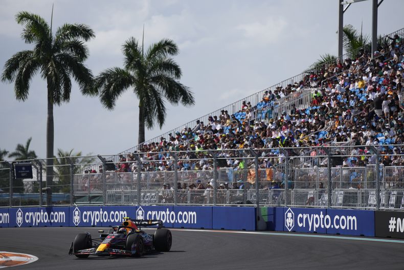 El mexicano Sergio Pérez, de Red Bull, compite en la sesión clasificatoria del Gran Premio de Miami, el sábado 6 de mayo de 2023 (AP Foto/Rebecca Blackwell)