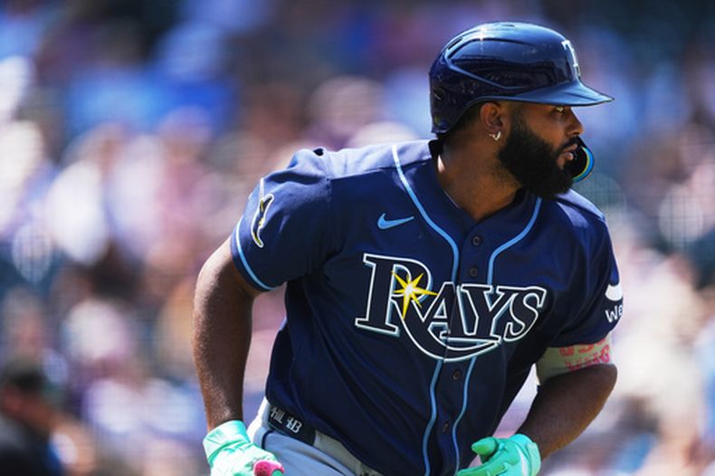 El dominicano Junior Caminero recorre las bases tras batear un jonrón solitario ante los Rockies de Colorado el miércoles 5 de agosto de 2026 (AP Foto/David Zalubowski)