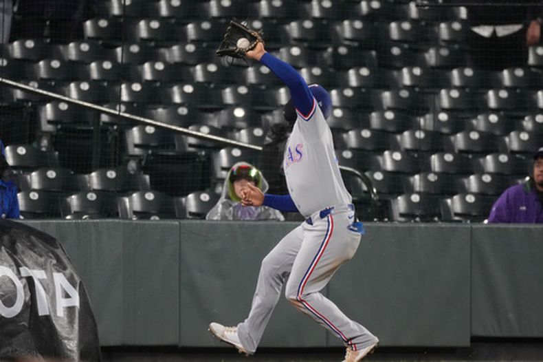Ezequiel Durán, campocorto de los Rangers de Texas, captura una pelota de foul en el juego del martes 19 de mayo de 2026, ante los Rockies de Colorado (AP Foto/David Zalubowski)