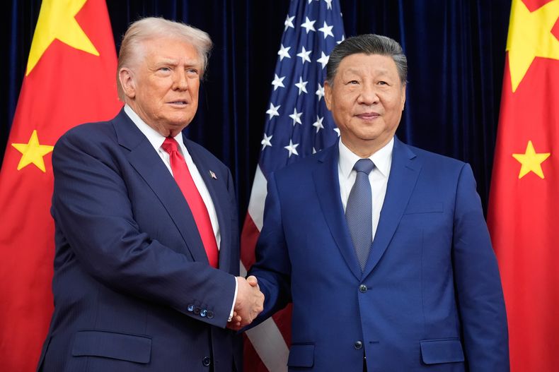 El presidente de Estados Unidos, Donald Trump (izquierda), estrecha la mano de su homólogo chino, Xi Jinping, antes de su reunión en el aeropuerto internacional de Busan, Corea del Sur, el 30 de octubre de 2025. (AP Foto/Mark Schiefelbein)