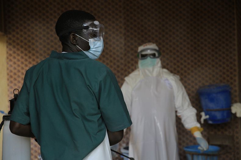 Un trabajador de salud es desinfectado por su colega dentro de un centro de tratamiento para pacientes de ébola en Beni, en la provincia de Kivu del Norte, en el este de República Democrática del Congo, el sábado 26 de septiembre de 2026. (AP Foto/Sebastien Kitsa Musayi)