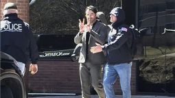 Esta imagen tomada de un video proporcionado por Christopher Helali muestra a Mohsen Mahdawi, un hombre palestino que lideró protestas contra la guerra de Gaza cuando estudiaba en la Universidad de Columbia, siendo detenido por la oficina de Inmigración y Control de Aduanas en Colchester, Vermont, el lunes 14 de abril de 2025. (Christopher Helali via AP)