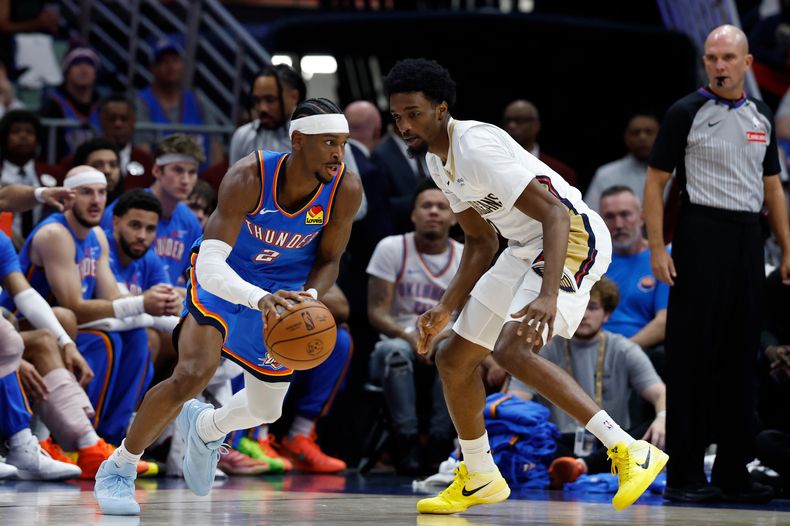 Shai Gilgeous-Alexander (2), del Thunder de Oklahoma City, elude a Herbert Jones (2), de los Pelicans de Nueva Orleans, durante la primera mitad del juego de baloncesto de la NBA, el lunes 17 de noviembre de 2025, en Nueva Orleans. (AP Foto/Butch Dill)