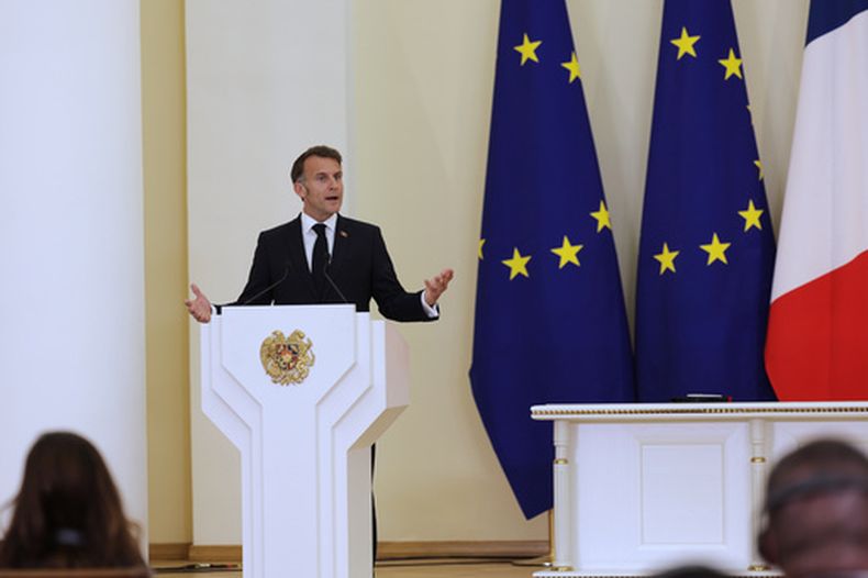 El presidente francés Emmanuel Macron en una rueda de prensa durante la cumbre UE-Armenia en el Palacio Presidencial de Ereván, Armenia, el 5 de mayo de 2026. (Foto AP/Anthony Pizzoferrato)