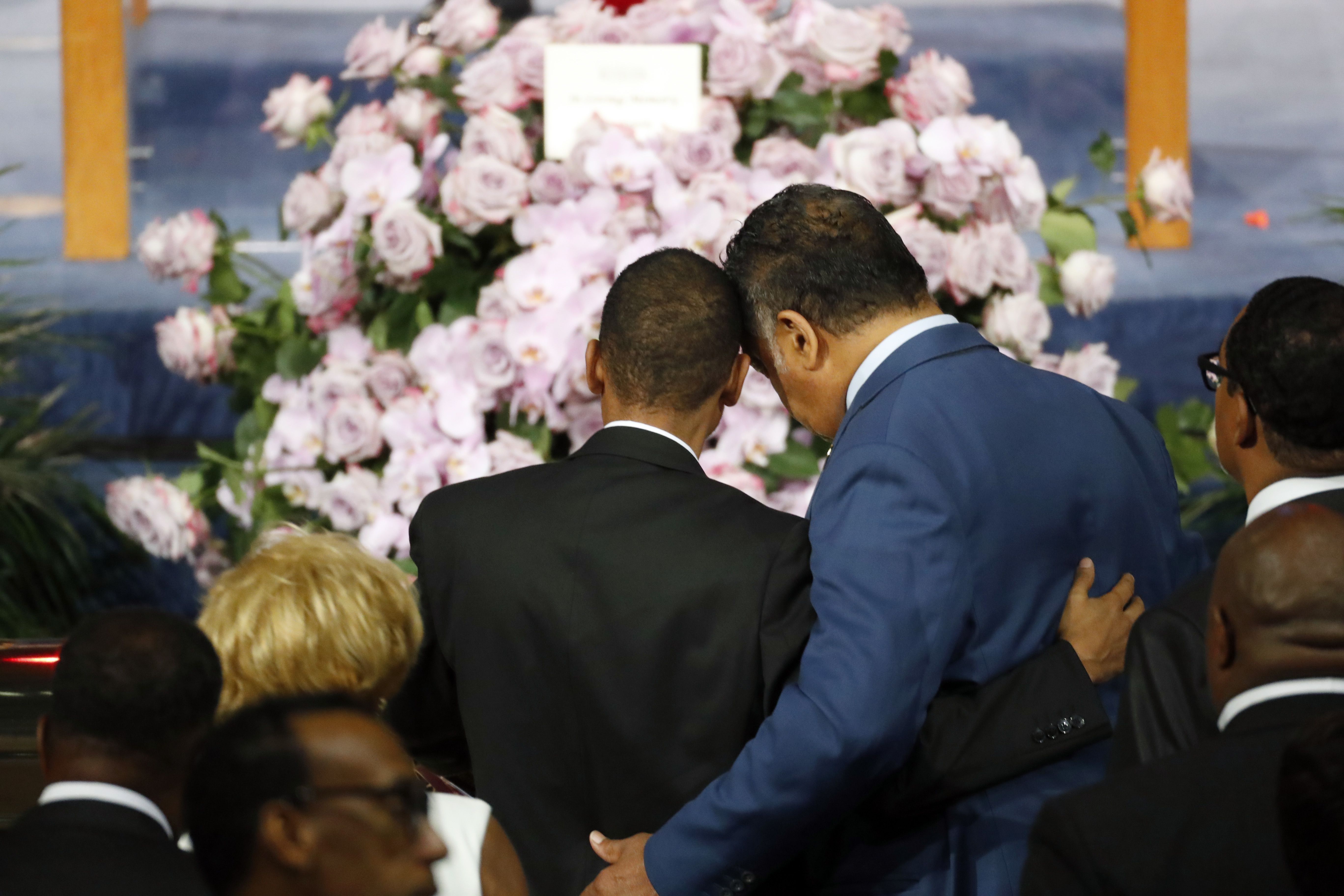 Funeral de Franklin llena iglesia de oraciones y estrellas