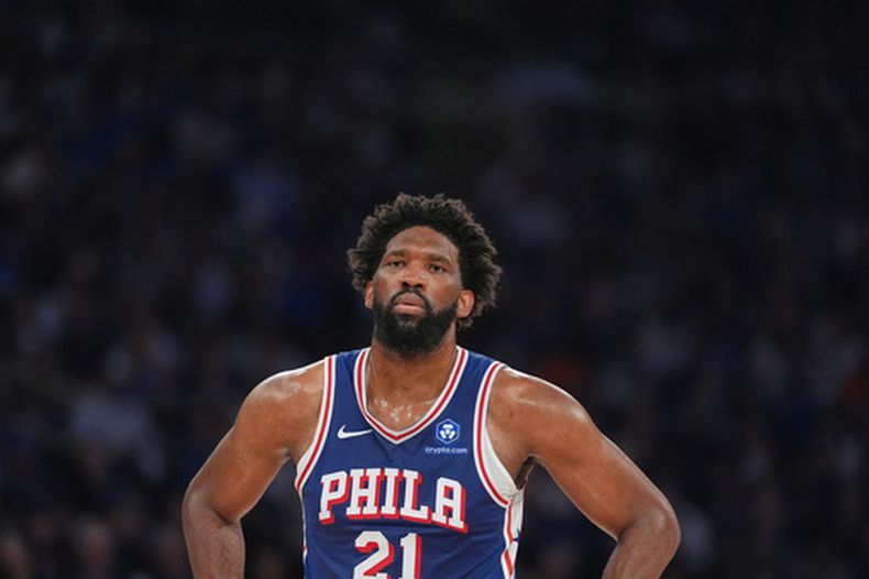 Joel Embiid de los 76ers de Filadelfia durante el partido contra los Knicks de Nueva York, el lunes 4 de mayo de 2026, en Nueva York. (AP Foto/Seth Wenig)