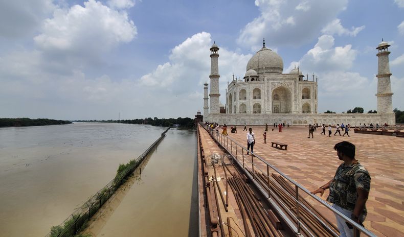 Las aguas de la crecida del río Jamuna llegan a la periferia del Taj Mahal en Agra, India, 1 de julio de 2023. (AP Foto/Aryan Kaushik)