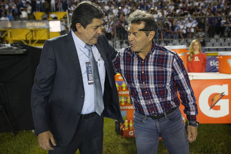 El técnico mexicano de Guatemala, Luis Fernando Tena, abraza a su colega de El Salvador Hugo Pérez, antes de un partido de la Liga de Naciones de la CONCACAF, el jueves 7 de septiembre de 2023 (AP Foto/Moisés Castillo)