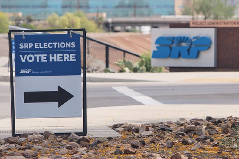 Un cartel que dirige a los votantes se encuentra frente a la sede de Salt River Project, el lunes 30 de marzo de 2026, en Tempe, Arizona. (AP Photo/Jonathan J. Cooper)
