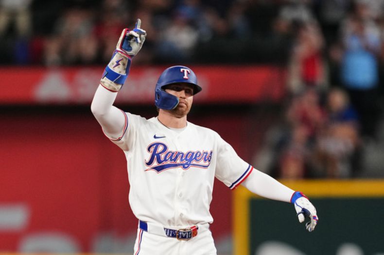 Brandon Nimmo de los Rangers de Texas celebra su doble anotador en la séptima entrada ante los Medias Rojas de Boston el miércoles 16 de septiembre del 2026. (AP Foto/Tony Gutierrez)