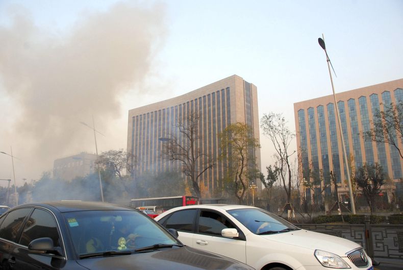 En esta foto proporcionada por la agencia oficial de noticias china Xinhua se ve humo saliendo despu&eacute;s de que se escuchara una detonaci&oacute;n en la calle Yingze, en la provincia de Shanxi, China, el mi&eacute;rcoles 6 de noviembre de 2013. Al me