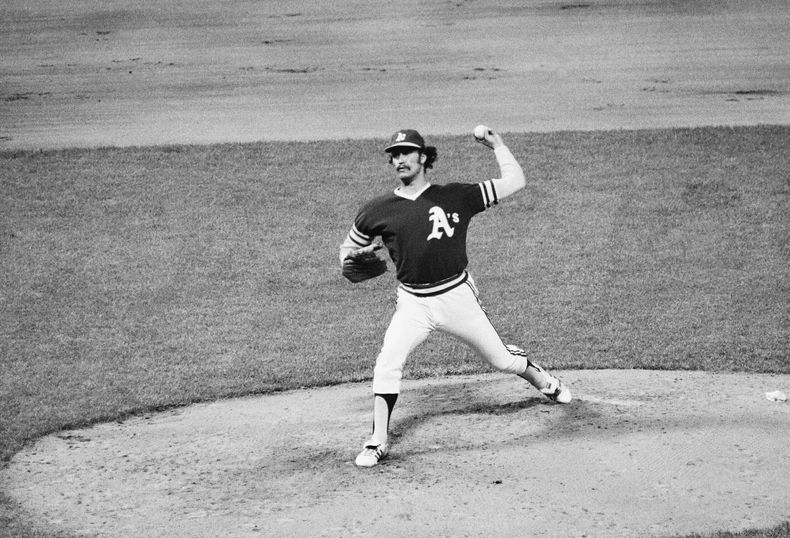 ARCJHIVO - El lanzador Ken Holtzman, de los Atléticos de Oakland, lanza durante la sexta entrada del juego de béisbol en contra de los Yankees de Nueva York, en el Yankee Stadium, el 1 de junio de 1973, en Nueva York. Holtzman, quien lanzó dos sin hits por los Cachorros de Chicago y ayudó a los Atléticos de Oakland a ganar tres Series Mundiales, en los 1970s, murió el lunes 15 de abril de 2024. (AP Foto/Dave Pickoff, Archivo)