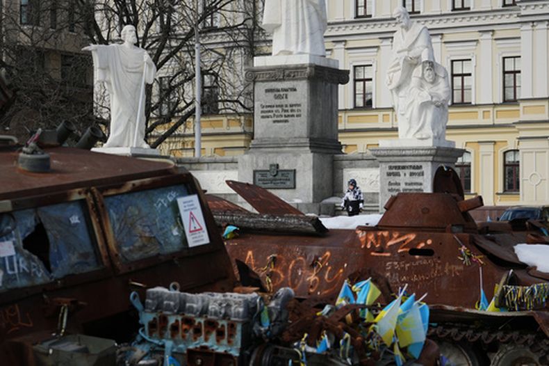 Un niño juega junto a una exposición al aire libre de equipo militar ruso destruido, en Kiev, Ucrania, el sábado 28 de febrero de 2026. (Foto AP/Sergei Grits)