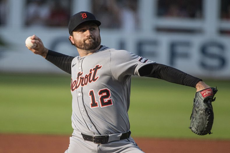 Casey Mize, abridor de los Tigres de Detroit, lanza frente a los Guardianes de Cleveland en el duelo del sábado 5 de julio de 2025 (AP Foto/Phil Long)