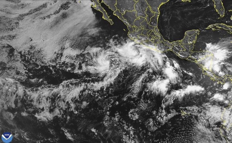 Foto satelital difundida por la NOAA que muestra a la tormenta tropical Barbara frente a la costa sudoccidental de México. (NOAA via AP)