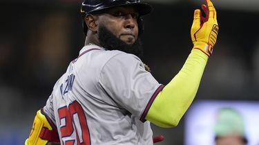 El dominicano Marcell Ozuna, de los Bravos de Atlanta, celebra tras conectar un jonrón en la novena entrada del duelo ante los Padres de San Diego, el viernes 12 de julio de 2024 (AP Foto/Gregory Bull)