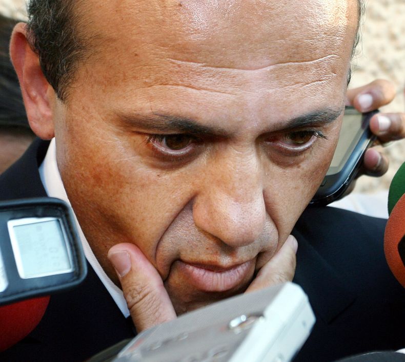El presidente del Sevilla, Jos&eacute; Mar&iacute;a del Nido, habla con la prensa el 28 de agosto de 2007 en Atenas. Del Nido fue sentenciado a siete a&ntilde;os de c&aacute;rcerl el jueves, 5 de diciembre de 2013, por un caso de fraude. (AP Photo/Miguel