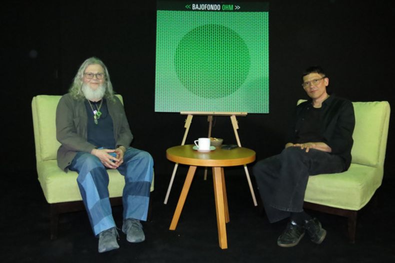 Los miembros de la banda Bajofondo, de izquierda a derecha, el músico y productor argentino Gustavo Santaolalla y el músico y productor uruguayo Juan Campodónico posan para una foto durante una entrevista en la Ciudad de México, el 20 de febrero de 2026. (Foto AP/Berenice Bautista)