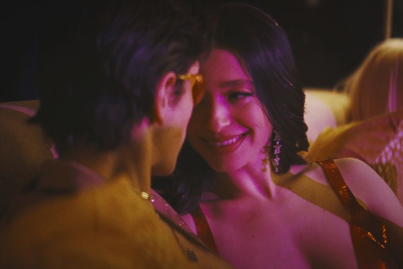En esta imagen proporcionada por Neon, Mark Eydelshteyn, izquierda, y Mikey Madison en una escena de Anora. (Neon vía AP)