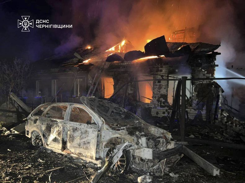 En esta imagen proporcionada por los Servicios Ucranianos de Emergencias el martes 3 de junio de 2025, una casa residencial se ve en llamas tras un ataque ruso en Cherníhiv, Ucrania. (Servicios Ucranianos de Emergencias via AP)