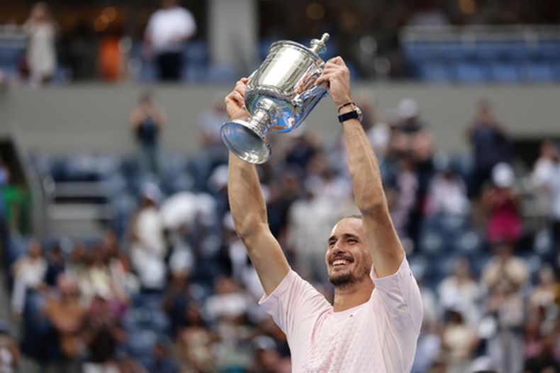 Alexander Zverev posa con el trofeo de campeón del US Open tras vencer a Ben Shelton en la final, el domingo 13 de septiembre de 2026, en Nueva York. (AP Foto/Adam Hunger)