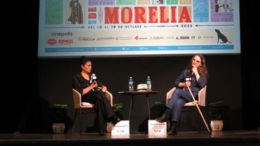La cineasta argentina Lucrecia Martel habla durante una conferencia sobre su documental Nuestra Tierra con la periodista mexicana Columba Vértiz durante el Festival de Cine de Morelia, México, el lunes 13 de octubre de 2025. (AP Foto/Berenice Bautista)