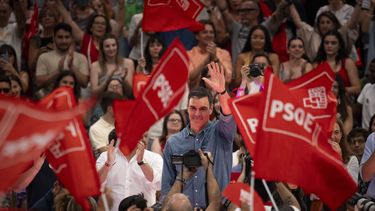 Pedro Sánchez, presidente del gobierno de España y candidato socialista a la reelección, saluda a sus seguidores durante el acto de cierre de campaña en Madrid, el 21 de julio de 2023. (AP Foto/Emilio Morenatti)