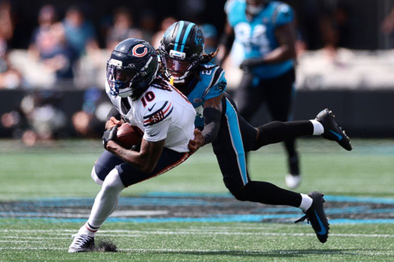 Will Lee III (24), de los Panthers de Carolina, derriba a Luther Burden III (10), wide receiver de los Bears de Chicago, durante la primera mitad del partido de la NFL del domingo 13 de septiembre de 2026, en Charlotte, Carolina del Norte. (AP Foto/Scott Kinser)