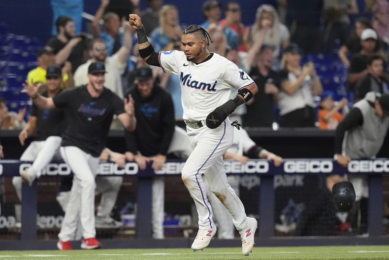 Luis Arráez de los Marlins de Miami anotar la carrera de la victoria ante los Rockies de Colorado, el jueves 2 de mayo de 2024. (AP Foto/Marta Lavandier)