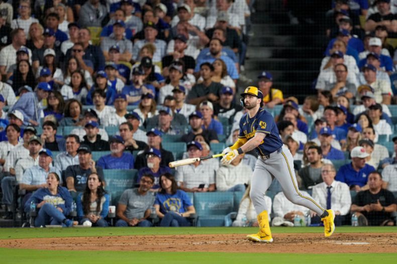 Garrett Mitchell, jardinero central de los Cerveceros de Milwaukee, conecta un jonrón solitario en el cuarto juego de la Serie de Campeonato de la Liga Nacional ante los Dodgers de Los Ángeles, el jueves 15 de octubre de 2026 (AP Foto/Mark J. Terrill)