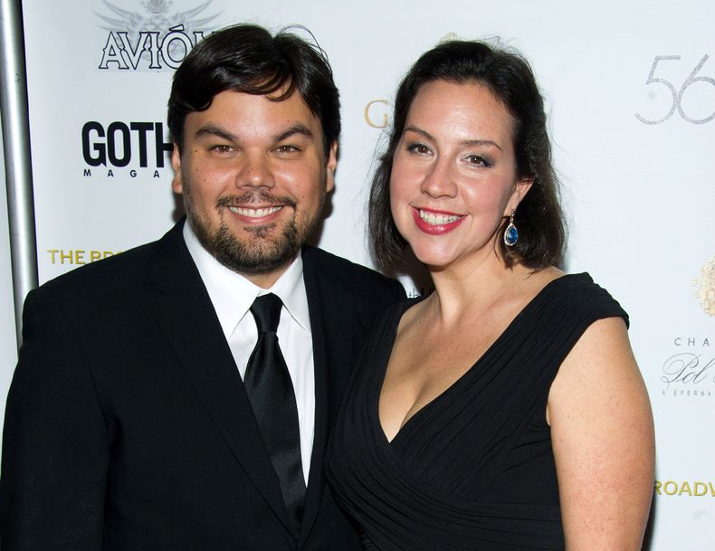 En esta foto del 23 de mayo del 2011, Robert L&oacute;pez y Kristen Anderson-L&oacute;pez en la 56a ceremonia anual de los premios Drama Desk en Nueva York. El matrimonio ganador de un Oscar por la m&uacute;sica de &ldquo;Frozen&rdquo; est&aacute; prepara